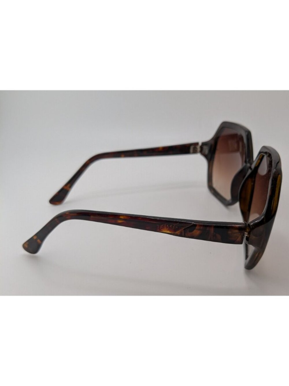 Betsey Johnson Oversized Tortoise Sunglasses With Gradient Brown Lenses - Picture 5 of 5